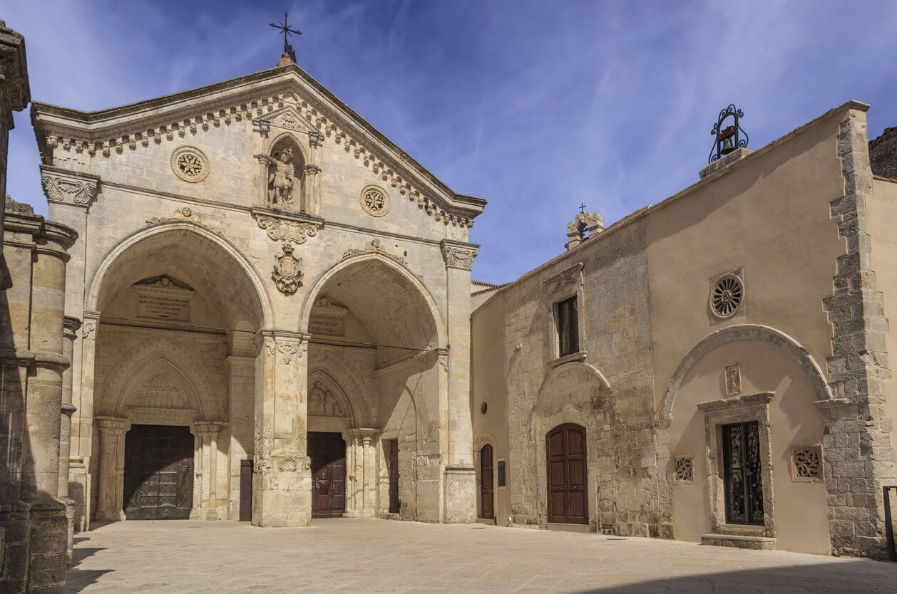 saint michael archange sanctuaire a monte sant angelo italie