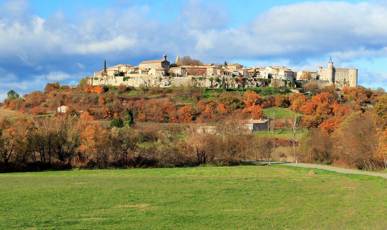 le village de lussan dans le gard