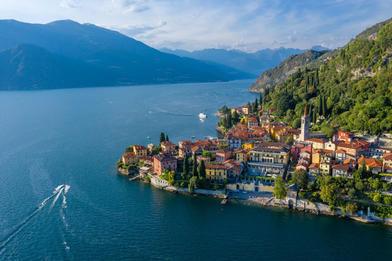 village de varenna sur le lac de come en italie