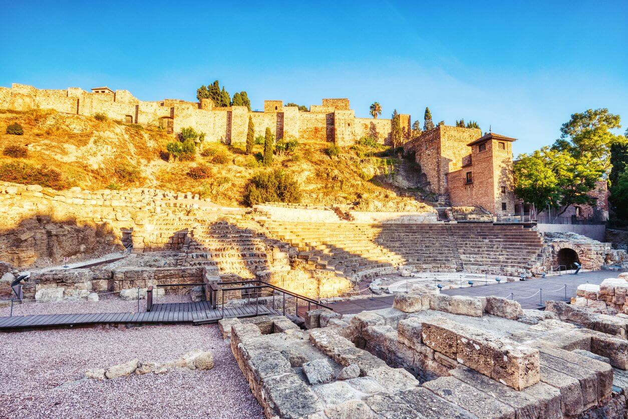 ancien amphitheatre romain et la forteresse de lalcazaba a malaga andalousie