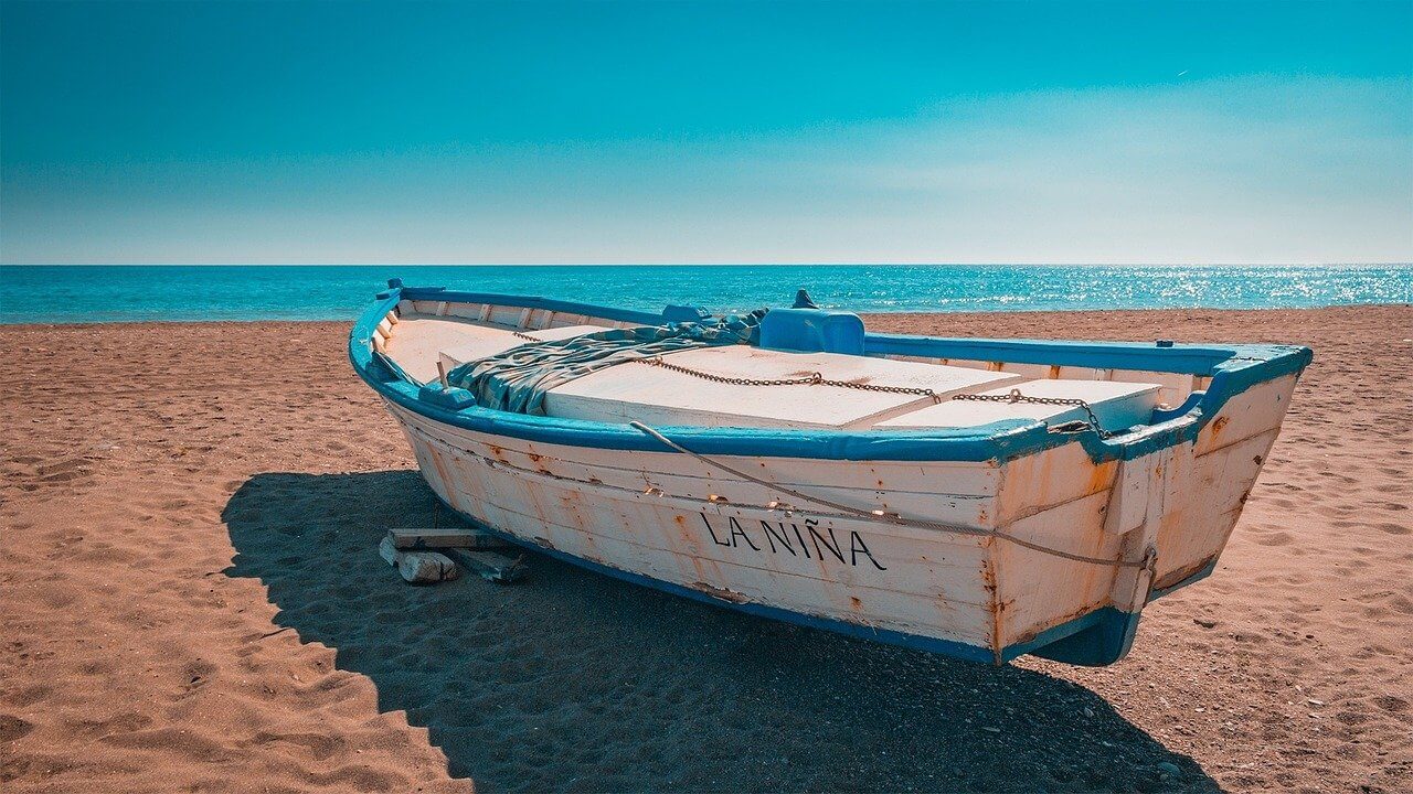 Andalousie  bateau sur la plage où partir en Espagne bord de mer