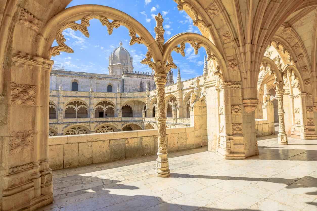 cour du monastere des hieronymites