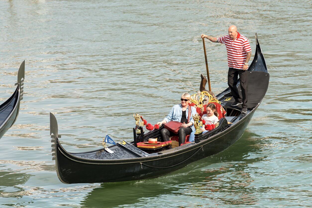 gondolier et touristes en gondole venise italie