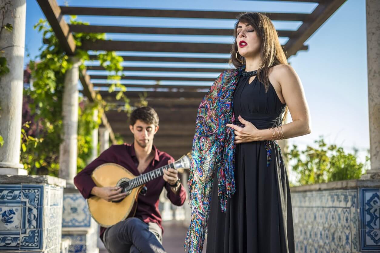 groupe de la scene fado de musique traditionnelle sous pergola avec des azulejos a lisbonne