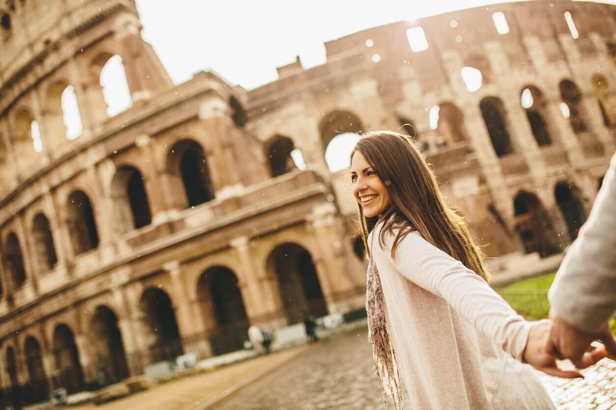 jeune couple affectueux par le colisee a rome italie