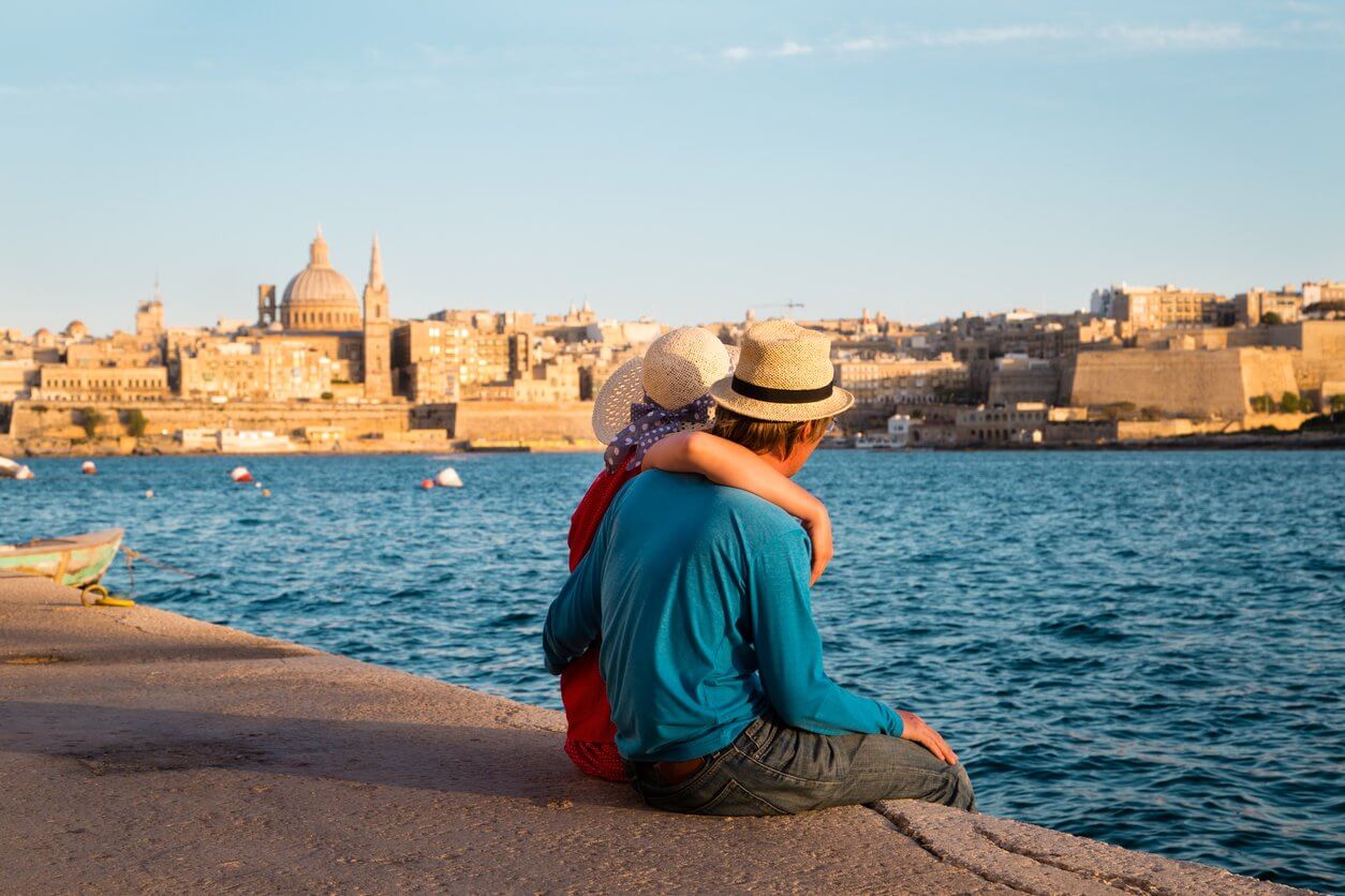 jeune couple voyage a malte europe