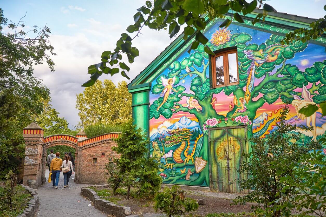 la maison peinte par graffiti fantastique a lentree de christiania en copengagen