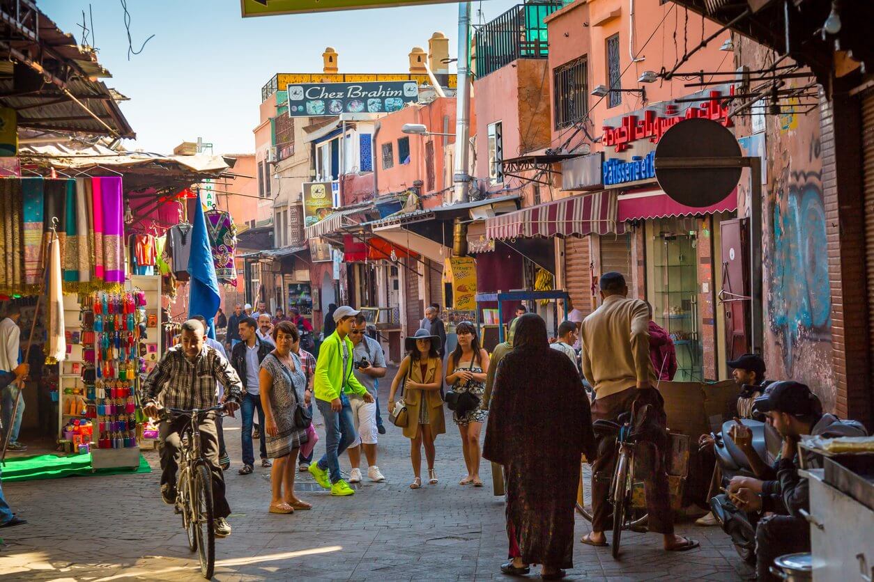 lambiance dans les rues de la vieille ville de marrakech