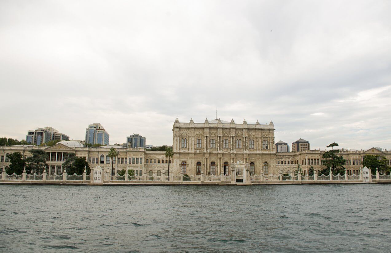 palais de dolmabahce vue sur le bosphore a istanbul en turquie