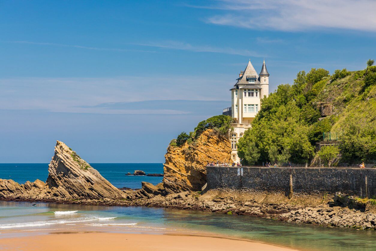 plage de la cote des basques dans le golfe de gascogne a biarritz