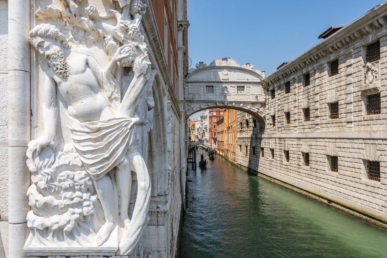 pont des soupirs entre le palais des doges et la prison prigioni nuove de venise en italie