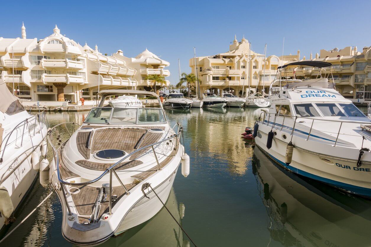 port de benalmadena avec voiliers sur la costa del sol province de malaga