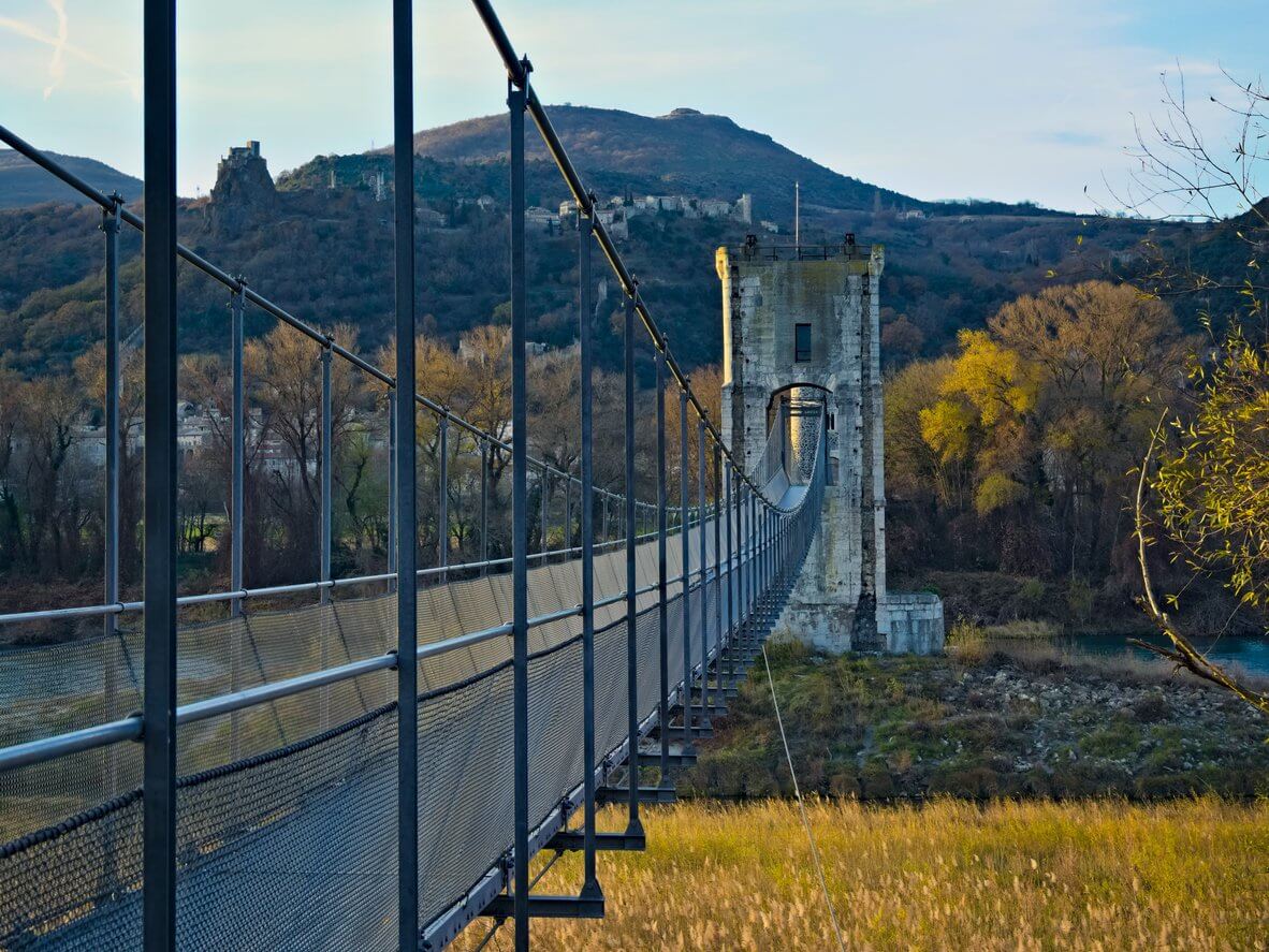 porte de lhimalaya mene de lardeche a la drome en rochemaure