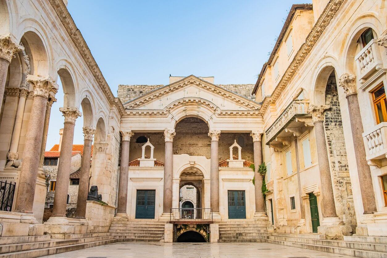 split croatie palais des diocleentes et place peristyle