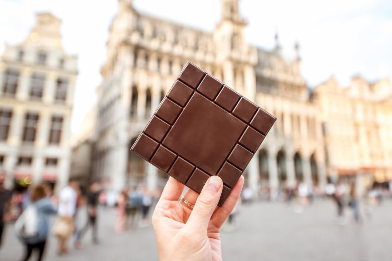 tenant une barre de chocolat a bruxelles