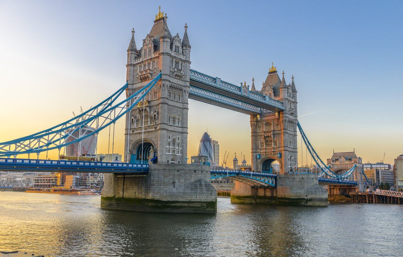 tower bridge au coucher du soleil londres