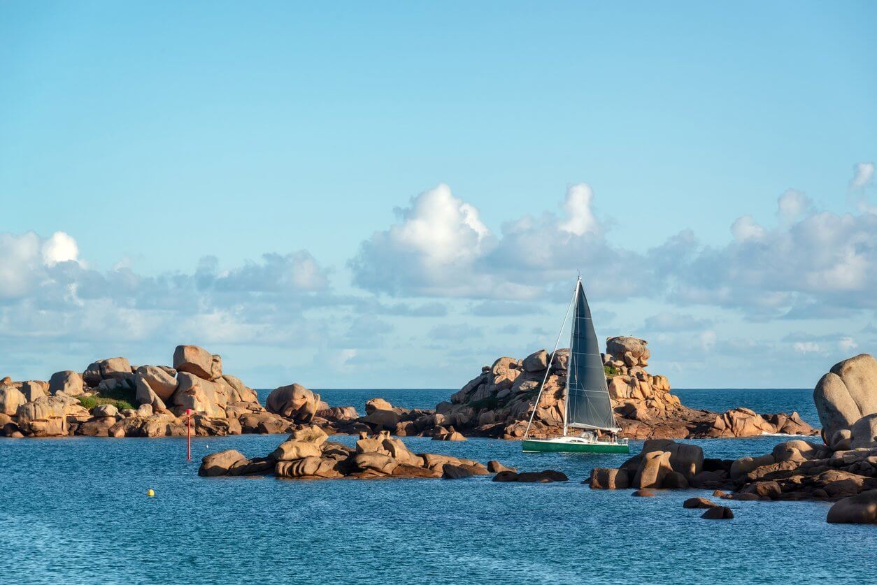 voilier et rochers de ploumanach a perros guirec cotes darmor bretagne