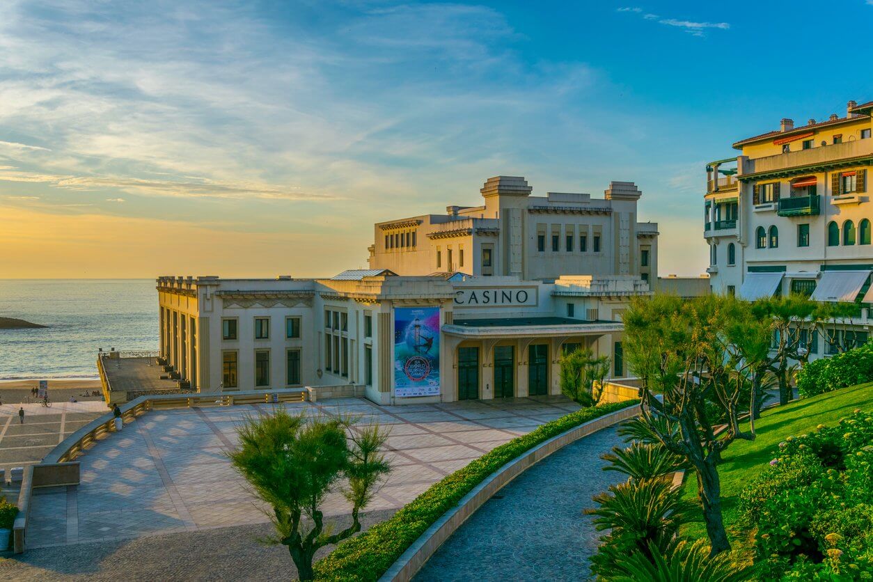 vue du casino de biarritz france