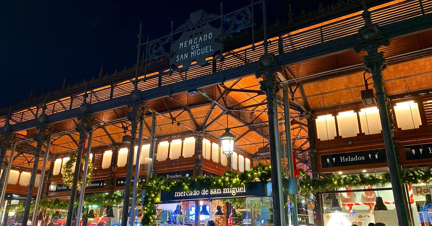 vue nocturne du mercado de san miguel a madrid