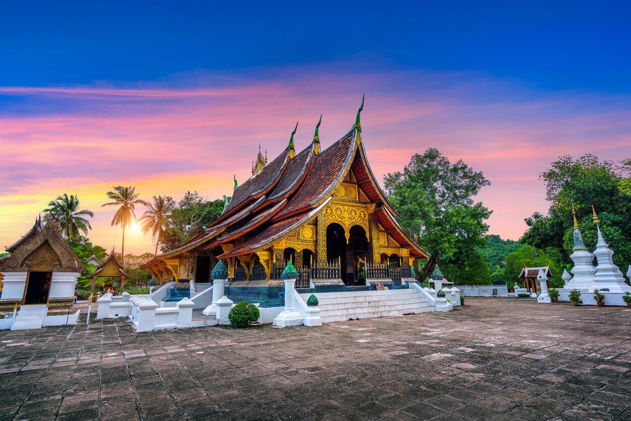 wat xieng thong temple de la ville dor au coucher du soleil a luang prabang laos