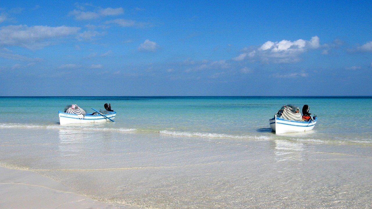 bateaux en tunisie plage Tunisie ou Maroc