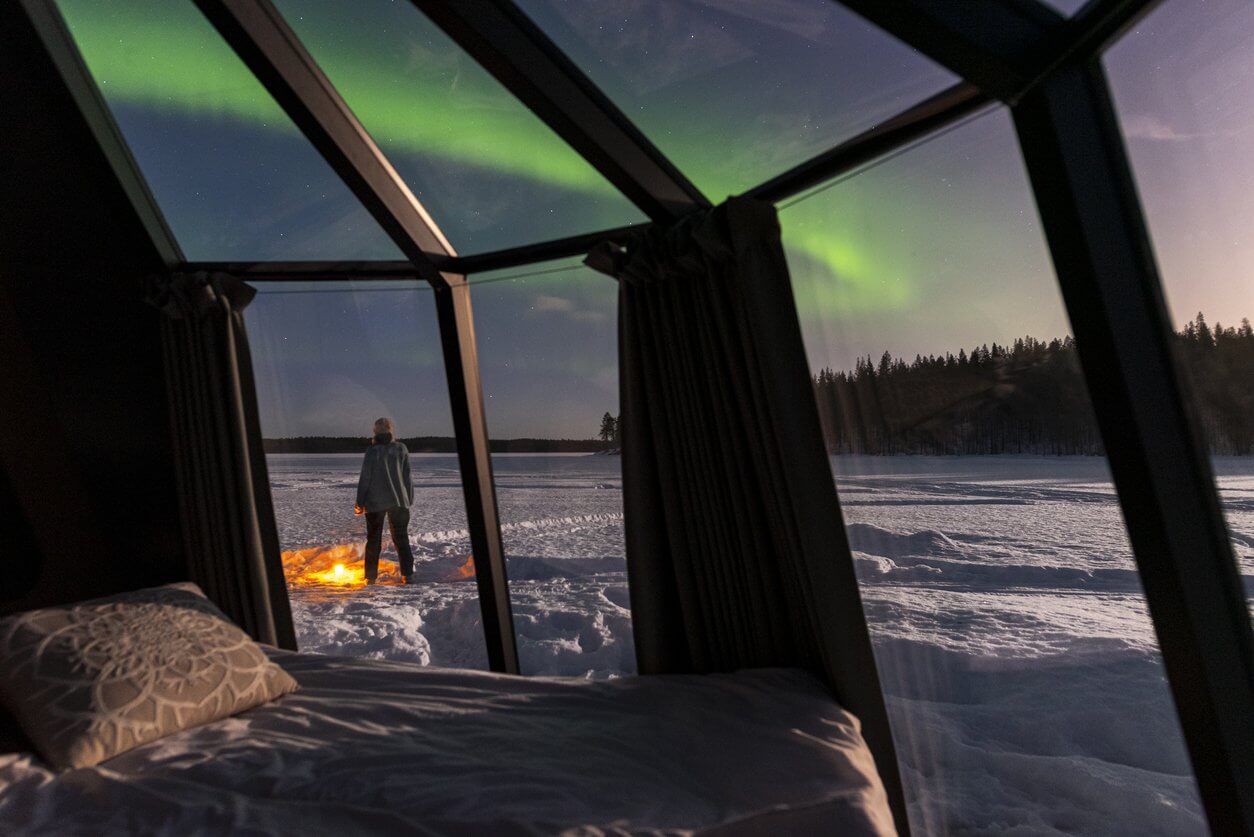 aurores boreales a lexterieur de ligloo en verre