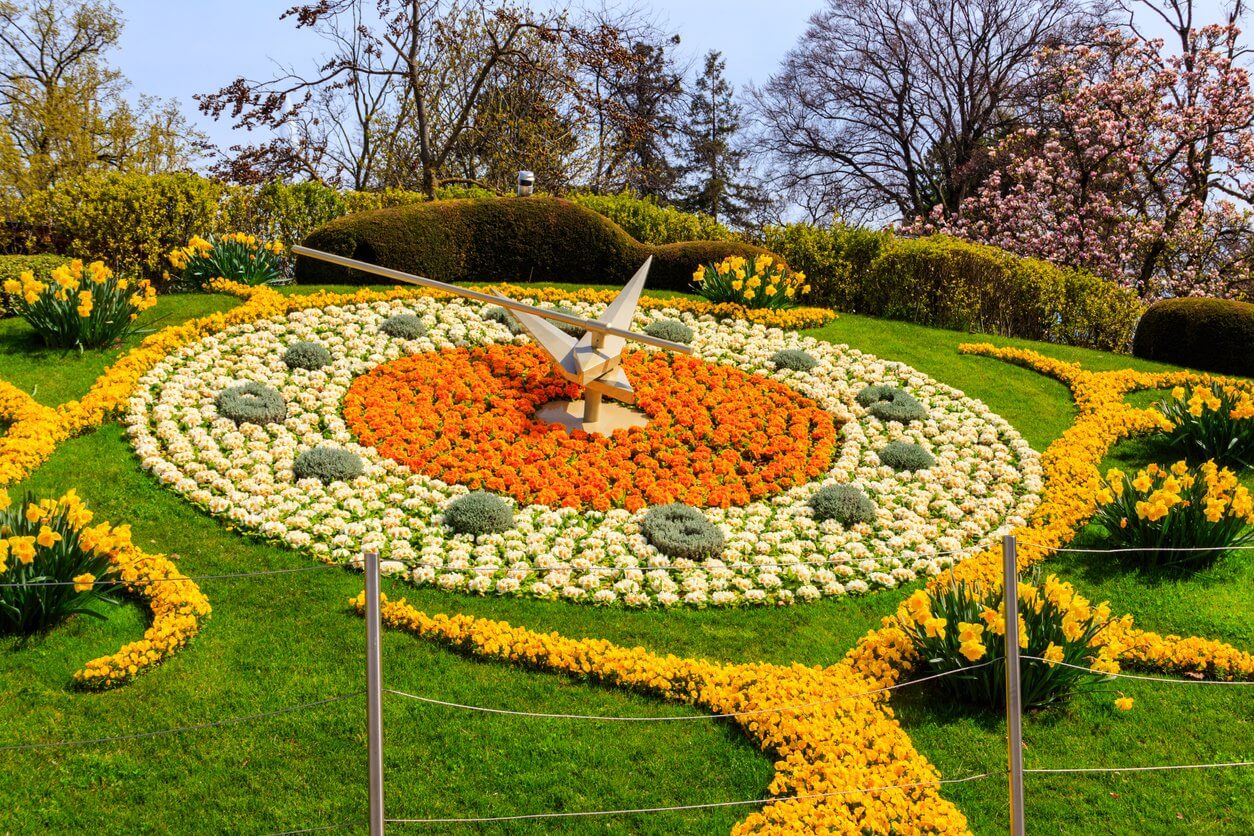 belle horloge fleurie a geneve suisse