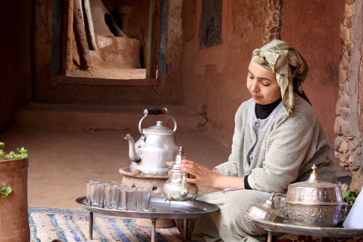 berbere femme prepare de the a la menthe