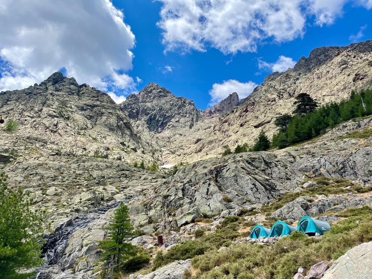 bergerie de ballone le long du sentier de randonnee gr20