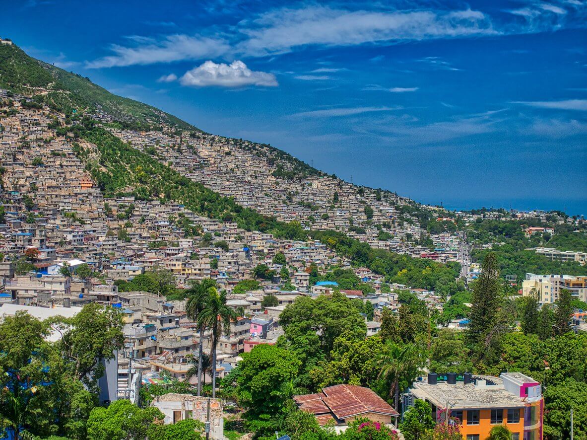 bidonville en bordure de port au prince