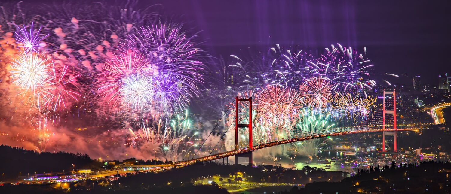 celebration du nouvel an feu dartifice au dessus de la mer istanbul