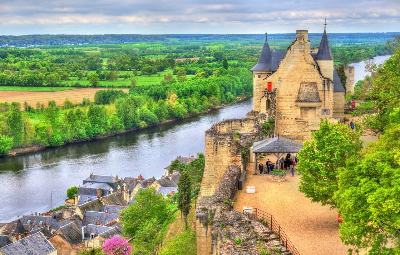 chateau de chinon dans la vallee de la loire france