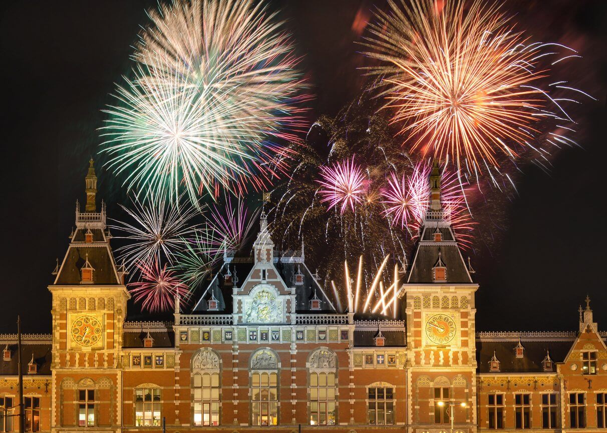 feux dartifice au dessus du centraal damsterdam