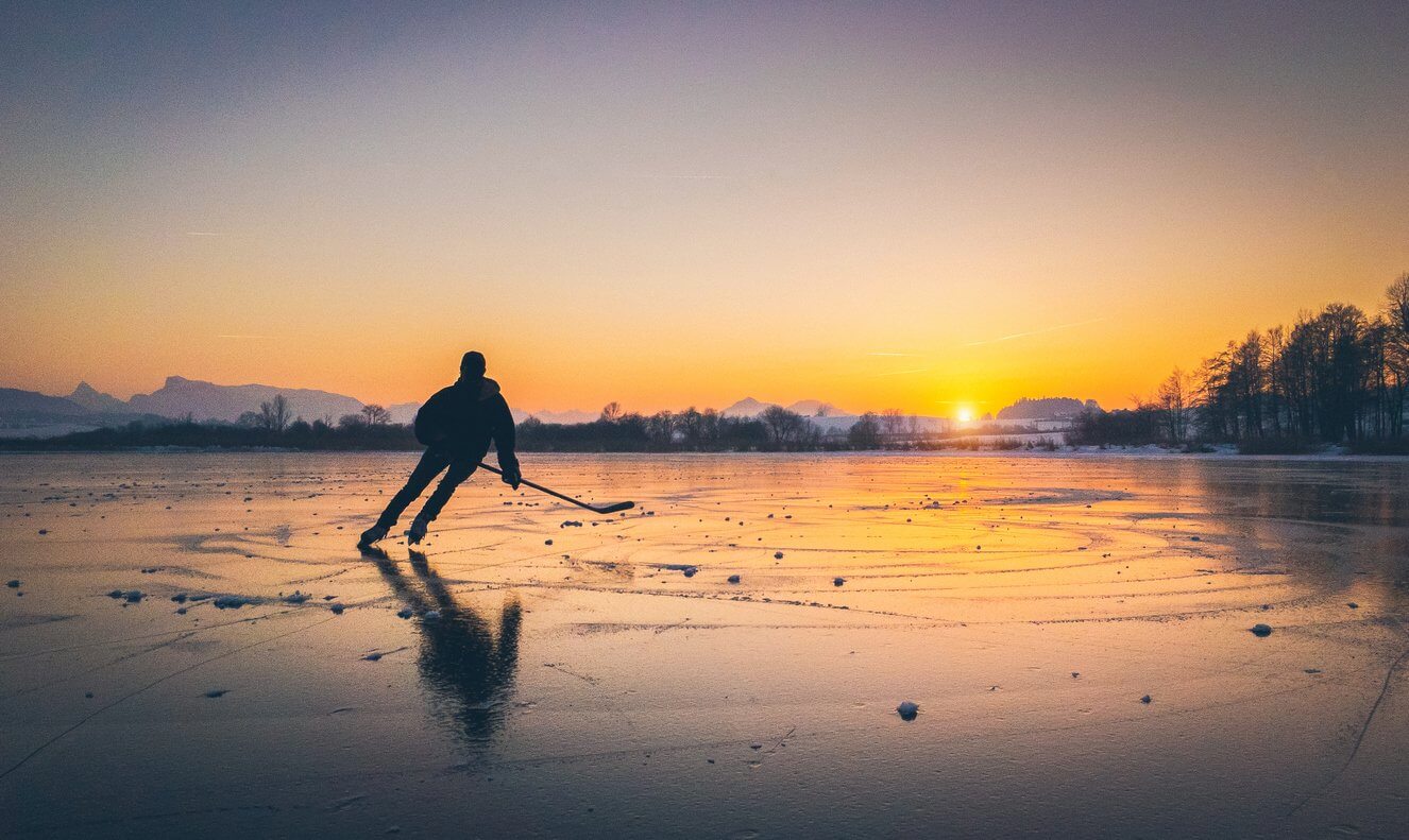 joueur de hockey sur patin sur un lac gele suede