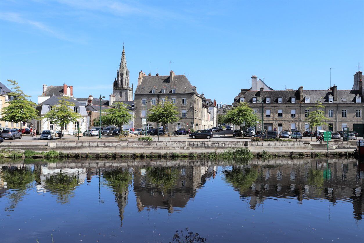 le canal de nantes a brest dans la ville de pontivy