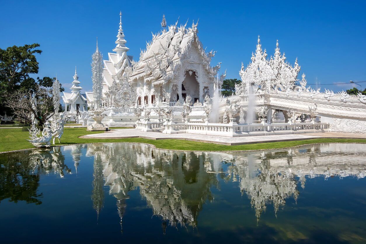 le temple blanc ou le wat rong khun chiang rai en thailande