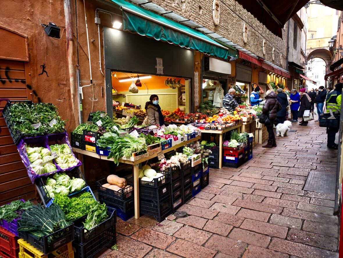 marche de rue il quadrilatero situe dans le centre de bologne