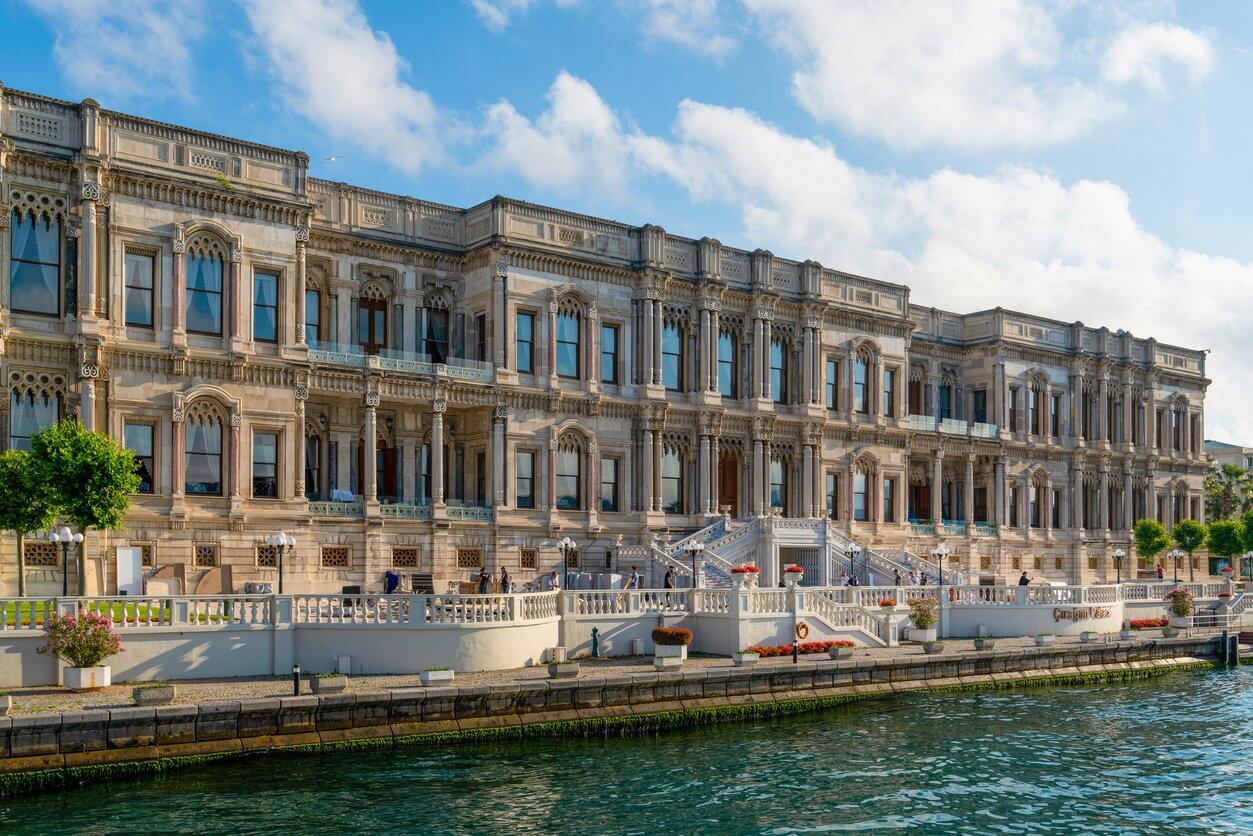 palais ciragan a cote de la mer istanbul