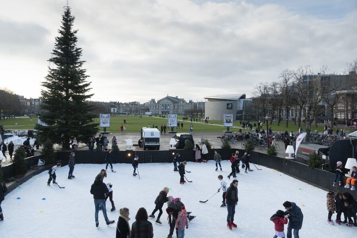 place des musees du centre ville damsterdam avec anneau de glace rijksmuseum