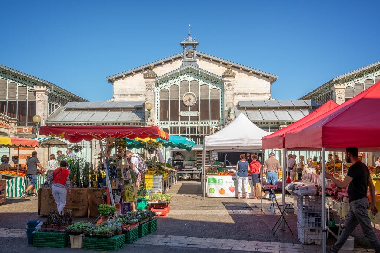 place du marche dans la vieille ville de la rochelle france