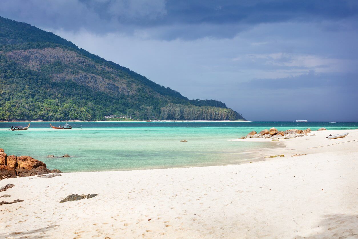 plage paradisiaque en thailande pendant la tempete