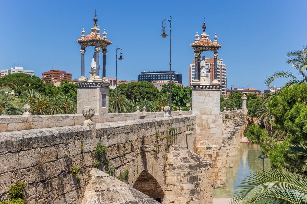 pont historique de puente del mar dans le parc de la riviere turia a valence