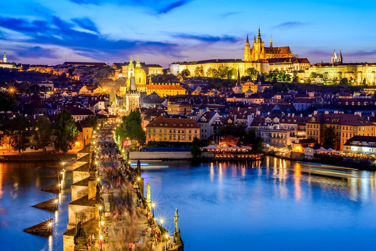 prague insolite by night