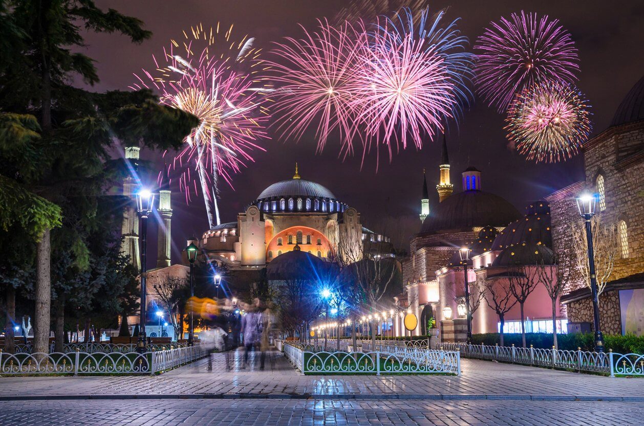 sainte sophie la nuit avec des feux dartifice a istanbul turquie