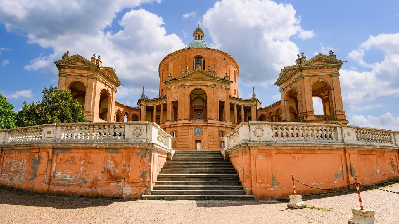 sanctuaire de la madonna di san luca situe dans la ville italienne de bologne