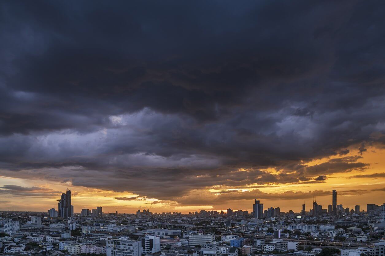 tempete menacante au dessus de bangkok