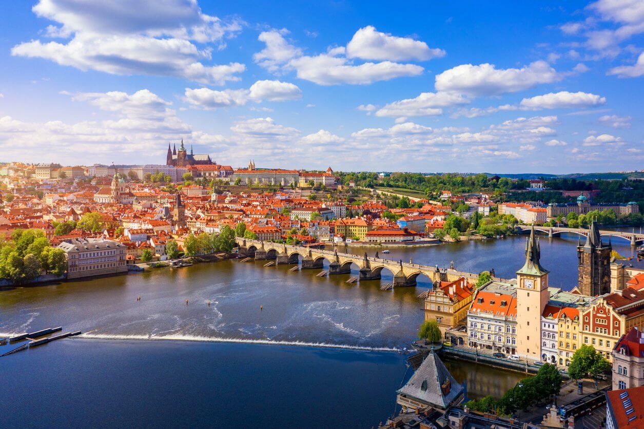 vieille ville et du pont charles sur la riviere vltava a prague