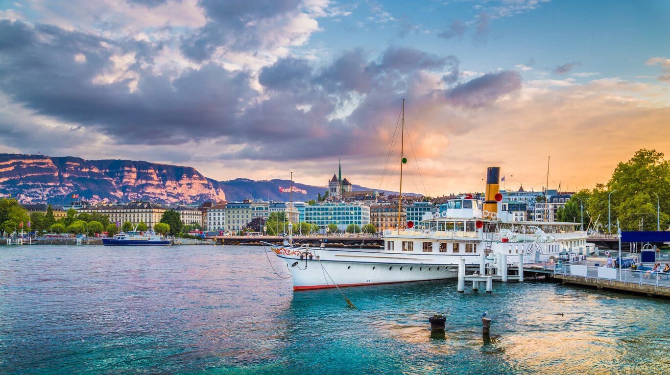 ville historique de geneve avec bateau 1