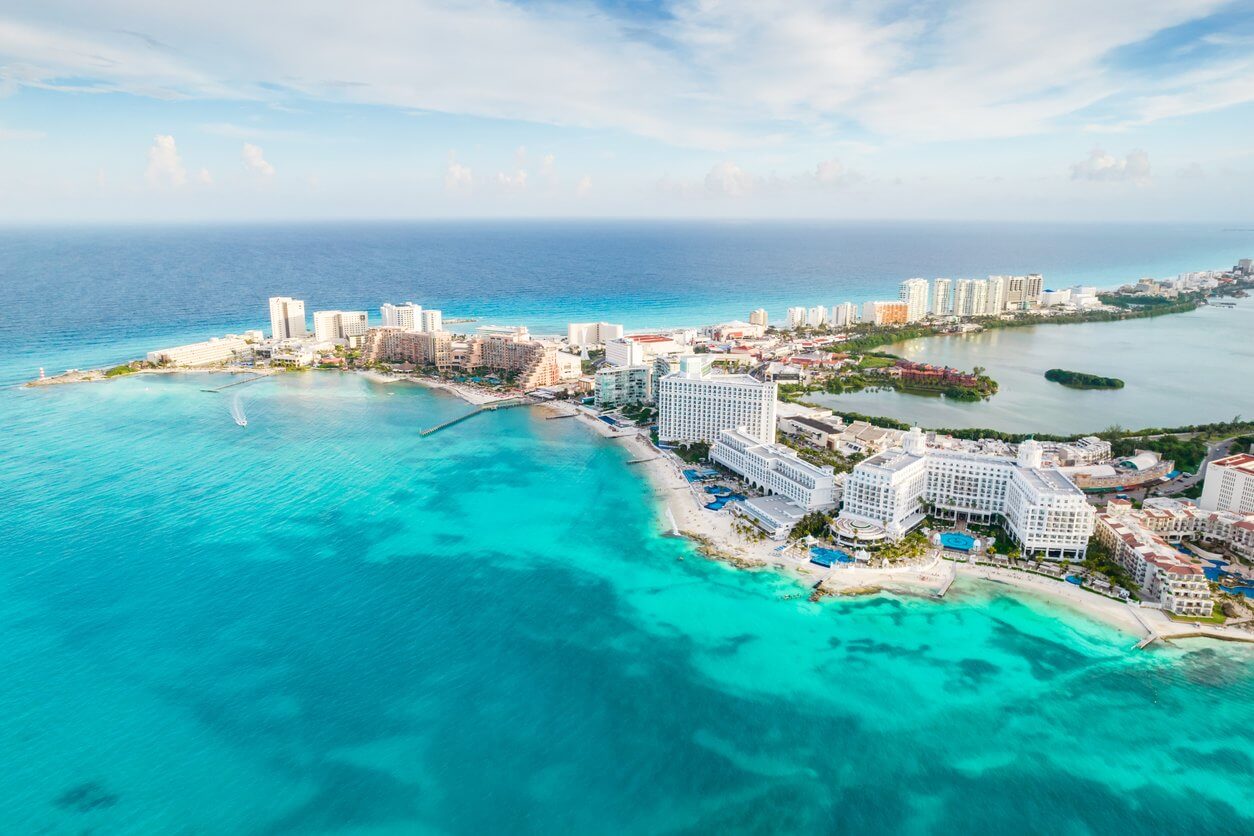 vue panoramique aerienne de la plage de cancun et de la zone hoteliere