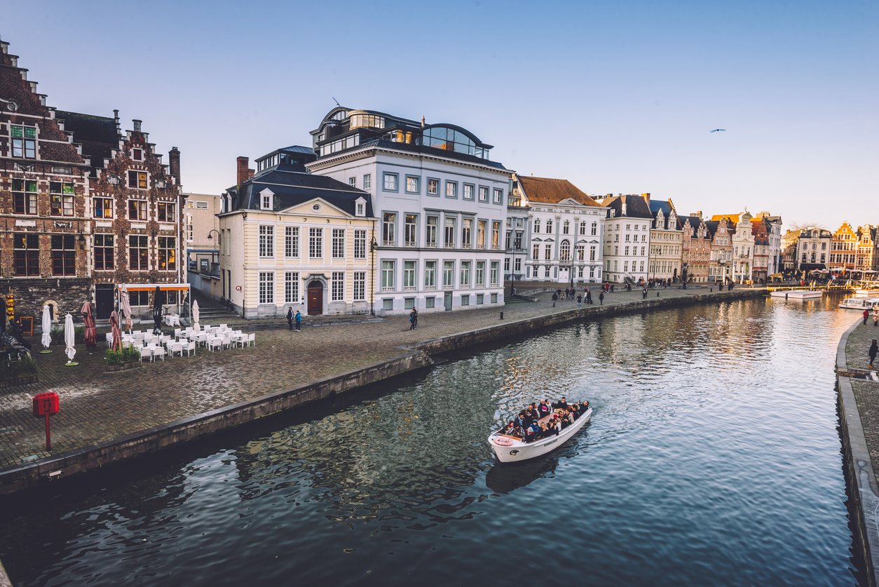 Bateau de tourisme sur Graslei à Gand